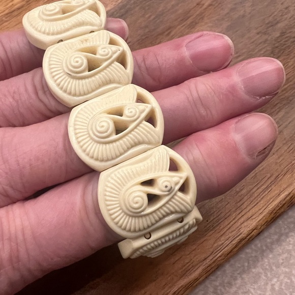 Avon Cream Carved Bracelet. Beautiful color and rare find. - Picture 3 of 11